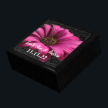 Fuchsia Gerber Daisy Damask bröllopsdag Smyckeskrin<br><div class="desc">Anpassningsbar Designer-Smyckeskrin för bröllop Black Lacquer Personlig Designer eller Elegant för minneslåda Unik julklapp eller Valentines day-gåvor på årsdagen för Bröllop</div>