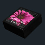 Fuchsia Gerber Daisy Damask bröllopsdag Smyckeskrin<br><div class="desc">Anpassningsbar Designer-Smyckeskrin för bröllop Black Lacquer Personlig Designer eller Elegant för minneslåda Unik julklapp eller Valentines day-gåvor på årsdagen för Bröllop</div>