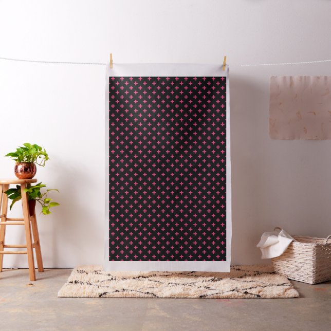 Fuchsia polka kor på svart tyg (In Situ)