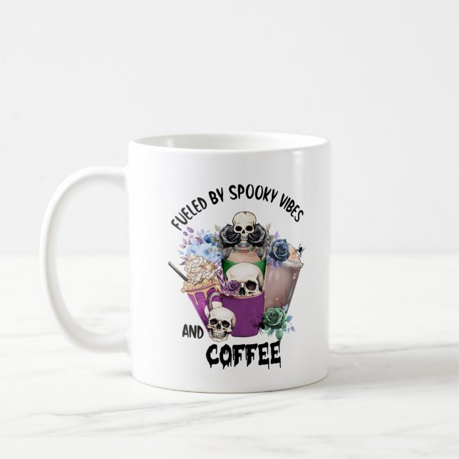 Fueled av Spooky Vibes Coffee Cute Funny Halloween Kaffemugg (Vänster)