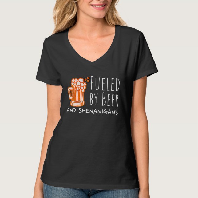 Fueled By Beer And Shenanigans Irish Shamrock St P T Shirt (Framsida)