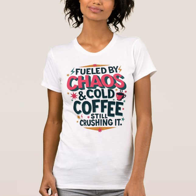 Fueled by Chaos & Cold Coffee – Retro Mom Power T Shirt (Framsida)
