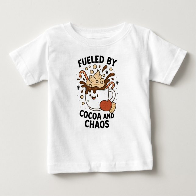 Fueled by Cocoa and Chaos – Cute Christmas T Shirt (Framsida)