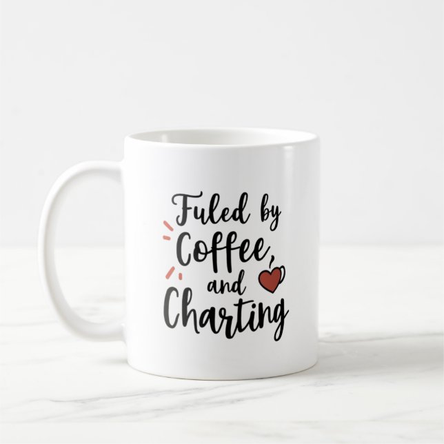 Fueled by Coffee and Charting – Script Style Nurse Kaffemugg (Vänster)