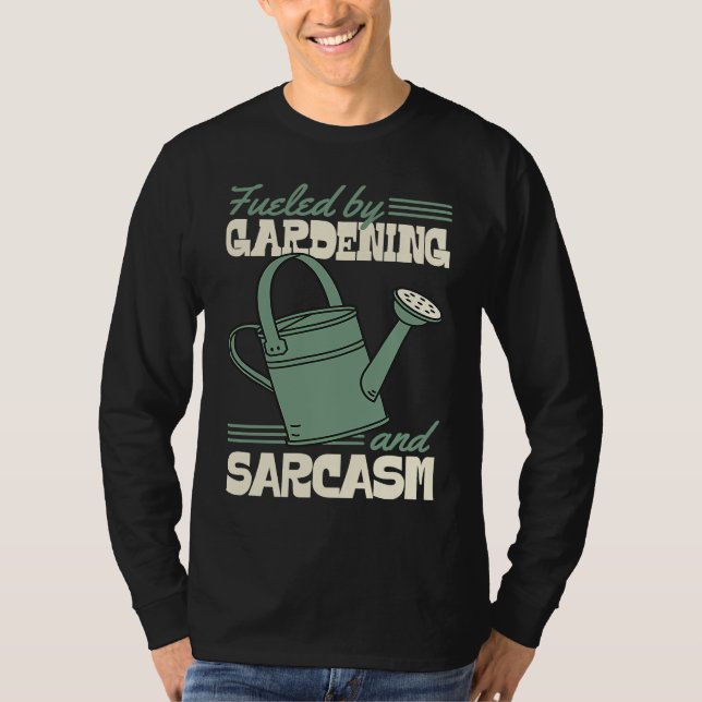 Fueled By Gardening And Sarcasm Sassy Gardener T Shirt (Framsida)
