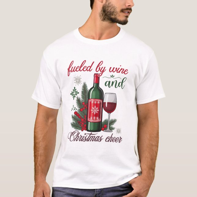 Fueled by Wine and Christmas Cheer Wine Lovers T Shirt (Framsida)