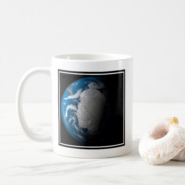 Ful Earth som visar simulerade moln över Antarctic Kaffemugg (Med munk)