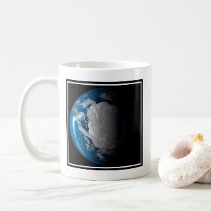 Ful Earth som visar simulerade moln över Antarctic Kaffemugg