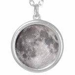 Full moon-astronomibild silverpläterat halsband<br><div class="desc">Fullt med en tydlig bild av måne yta. Tidsökningar för yttre ge. Perfektens halsband för astronomer eller astronomientusiaster.</div>