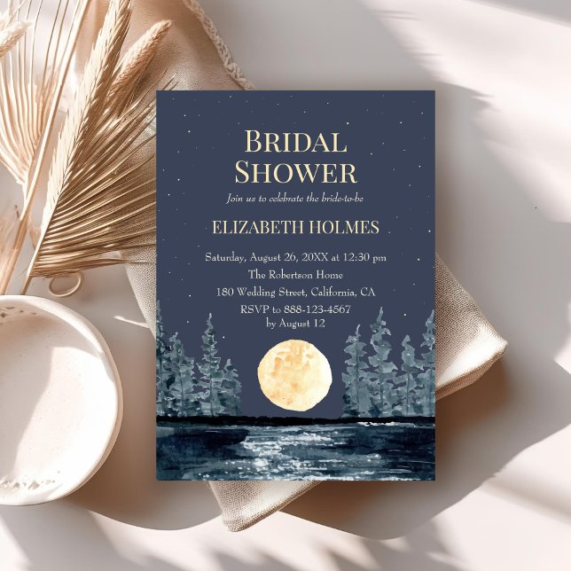 Full Moon Forest och Sjö Möhippa Inbjudningar (Full Moon Forest and Lake Bridal Shower Invitation on a boho table.)