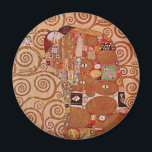 Fullgörande av Gustav Klimt, Vintage Art nouveau Magnet<br><div class="desc">Gustav Klimt fyller (även känt som The Embrace) 1909 och är en vintage av Viktorian Era Symbolism bra art kärlek och romantik porträtt, med ett ungt par som kramar om att kyssa. Om konstnären: Gustav Klimt (1862-1918) var en österrikisk symbolmålare och en av de mest framstående medlemmarna i rörelsen Wien...</div>