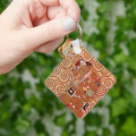 Fullgörande av Gustav Klimt, Vintage Art nouveau Nyckelring<br><div class="desc">Gustav Klimt fyller (även känt som The Embrace) 1909 och är en vintage av Viktorian Era Symbolism bra art kärlek och romantik porträtt, med ett ungt par som kramar om att kyssa. Om konstnären: Gustav Klimt (1862-1918) var en österrikisk symbolmålare och en av de mest framstående medlemmarna i rörelsen Wien...</div>