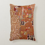 Fullgörande av Gustav Klimt, Vintage Art nouveau Prydnadskudde<br><div class="desc">Gustav Klimt fyller (även känt som The Embrace) 1909 och är en vintage av Viktorian Era Symbolism bra art kärlek och romantik porträtt, med ett ungt par som kramar om att kyssa. Om konstnären: Gustav Klimt (1862-1918) var en österrikisk symbolmålare och en av de mest framstående medlemmarna i rörelsen Wien...</div>