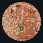 Fullgörande av Gustav Klimt, Vintage Art nouveau Runt Klistermärke<br><div class="desc">Gustav Klimt fyller (även känt som The Embrace) 1909 och är en vintage av Viktorian Era Symbolism bra art kärlek och romantik porträtt, med ett ungt par som kramar om att kyssa. Om konstnären: Gustav Klimt (1862-1918) var en österrikisk symbolmålare och en av de mest framstående medlemmarna i rörelsen Wien...</div>