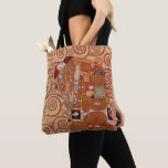 Fullgörande av Gustav Klimt, Vintage Art nouveau Tygkasse<br><div class="desc">Gustav Klimt fyller (även känt som The Embrace) 1909 och är en vintage av Viktorian Era Symbolism bra art kärlek och romantik porträtt, med ett ungt par som kramar om att kyssa. Om konstnären: Gustav Klimt (1862-1918) var en österrikisk symbolmålare och en av de mest framstående medlemmarna i rörelsen Wien...</div>