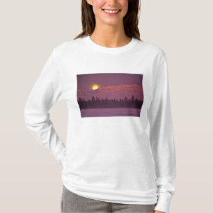 Fullmåne stiger över Teakettle Mountain under T-shirt