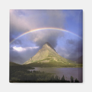 Fullständig regnbåge och stormigt himmel över Grin Magnet