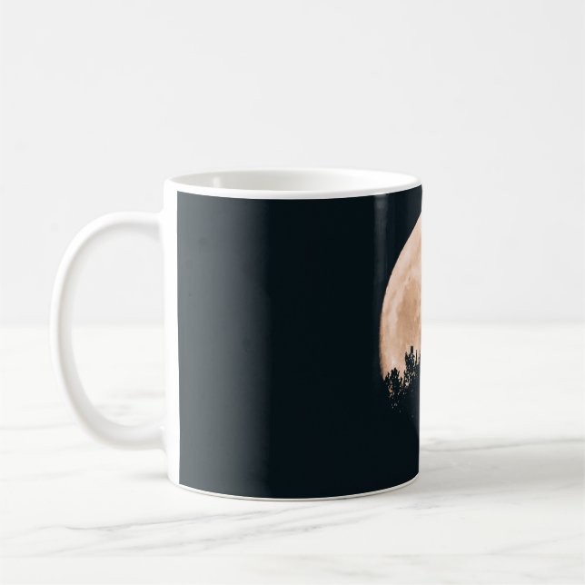 FULLSTÄNDIGT MOON BAKOM EN TRÄD SILHOUETTES KAFFEMUGG (Vänster)
