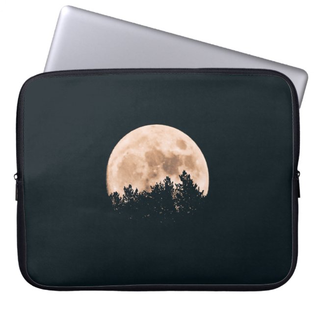 FULLSTÄNDIGT MOON BAKOM EN TRÄD SILHOUETTES LAPTOP FODRAL (Framsidan)