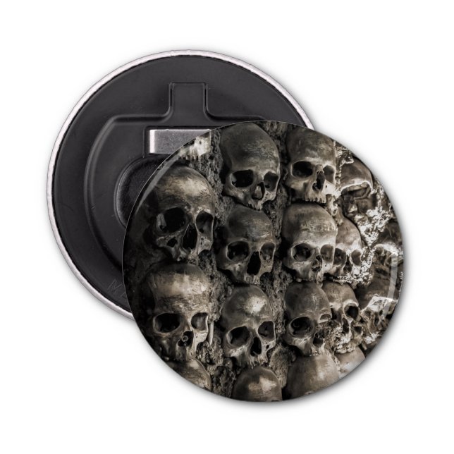 Fullt av Döskallar och ben i benchapel Flasköppnare (Framsidan)