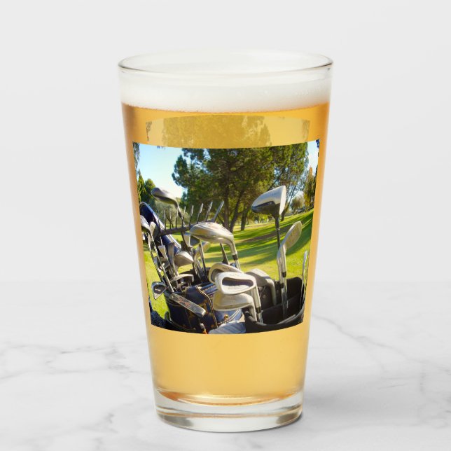 Fullt av golfKlubbar, ölglas Glaskopp (Framsida fylld)