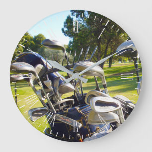 Fullt av golfKlubbar, väggklocka