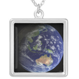 Fullt Earth från rymden som visar Australien Silverpläterat Halsband