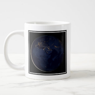 Fullt Earth med City Ljus Jumbo Mugg