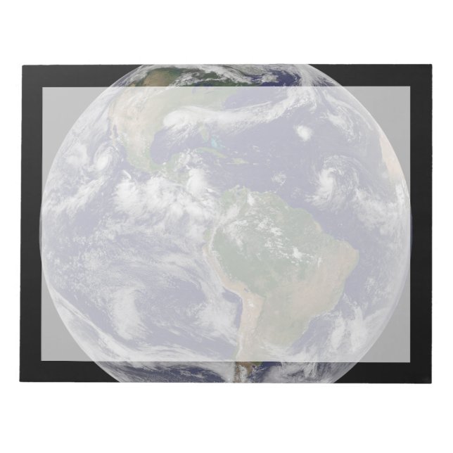 Fullt Earth med olika tropiska stormsystem. Anteckningsblock (Framsida)