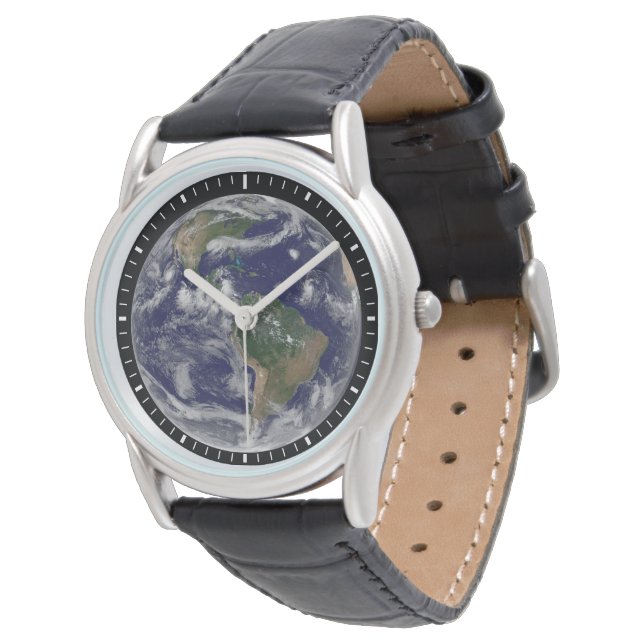 Fullt Earth med olika tropiska stormsystem. Armbandsur (Vinklad)