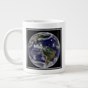 Fullt Earth med olika tropiska stormsystem. Jumbo Mugg