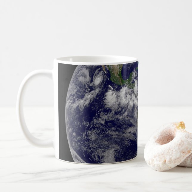 Fullt Earth med olika tropiska stormsystem. Kaffemugg (Med munk)