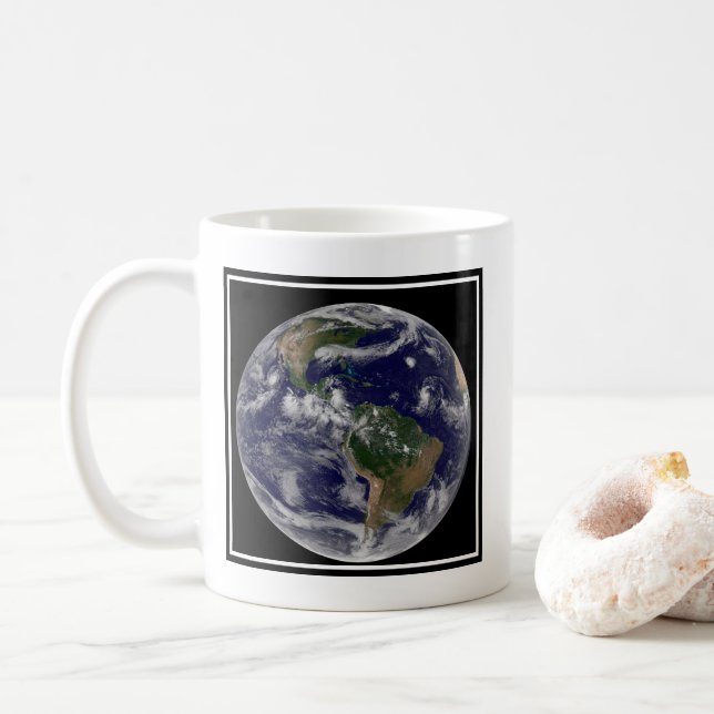 Fullt Earth med olika tropiska stormsystem. Kaffemugg (Med munk)