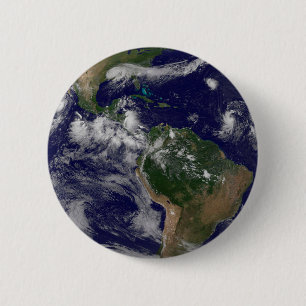 Fullt Earth med olika tropiska stormsystem. Knapp