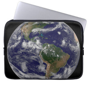 Fullt Earth med olika tropiska stormsystem. Laptop Fodral