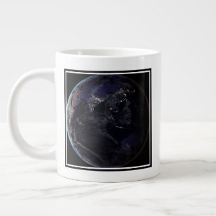 Fullt Earth som visar Asiens Ljus i Nattens stad. Jumbo Mugg
