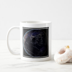 Fullt Earth som visar Asiens Ljus i Nattens stad. Kaffemugg