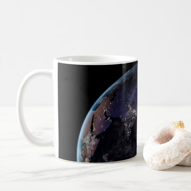Fullt Earth som visar Asiens Ljus i Nattens stad. Kaffemugg (Med munk)