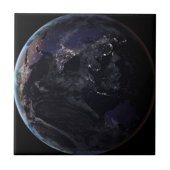 Fullt Earth som visar Asiens Ljus i Nattens stad. Kakelplatta (Framsidan)