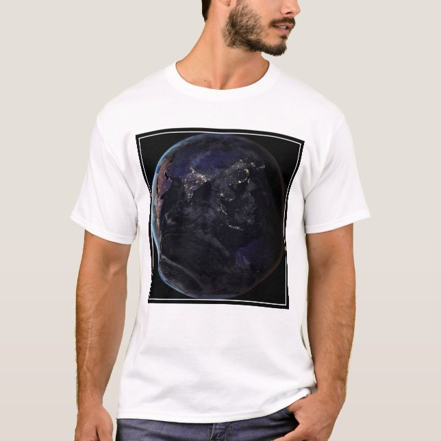 Fullt Earth som visar Asiens Ljus i Nattens stad. T Shirt (Framsida)