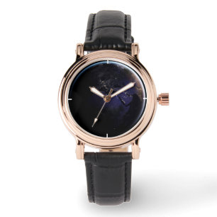 Fullt Earth som visar Ljus i Europa på natten. Armbandsur