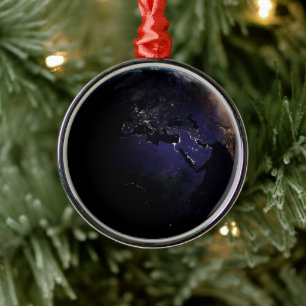 Fullt Earth som visar Ljus i Europa på natten. Julgransprydnad Metall