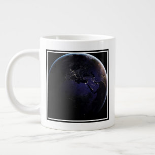 Fullt Earth som visar Ljus i Europa på natten. Jumbo Mugg