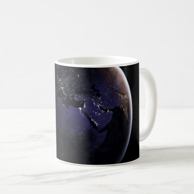 Fullt Earth som visar Ljus i Europa på natten. Kaffemugg (Framsida höger)
