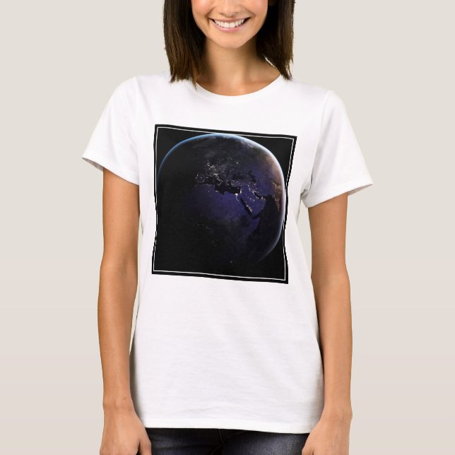 Fullt Earth som visar Ljus i Europa på natten. T Shirt (Framsida)