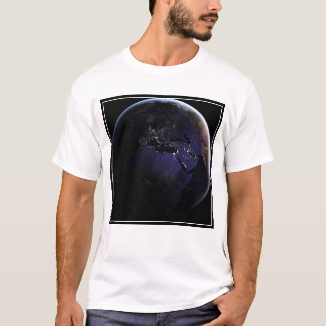 Fullt Earth som visar Ljus i Europa på natten. T Shirt (Framsida)