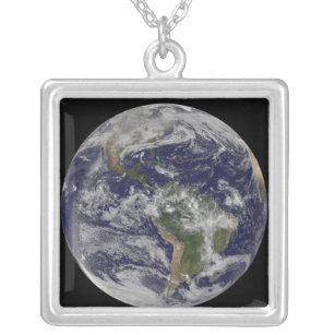Fullt Earth som visar Nordamerika och Sydamerika 4 Silverpläterat Halsband