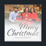 FULLT foto för god jul Silver Glitter och Namn 2 Magnet<br><div class="desc">Upptäck kylluckan med den här söta God jul-magneten. Anpassa med foto och namn. God jul befinner sig i faux silver glitter och i benvit miljö. Se vår julsamling för mer färg, inklusive silver glitter, guld, rött, vitt och svartvitt. I den här versionen fyller fotot ut magnet. Om du inte vill...</div>