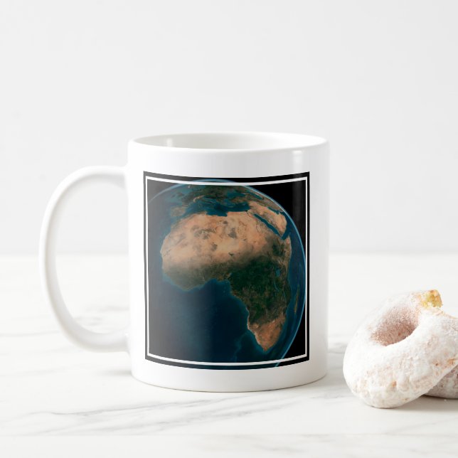 Fullt Jord från rymden ovanför den afrikanska kont Kaffemugg (Med munk)