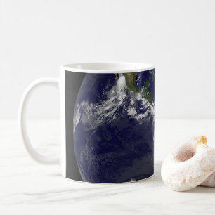 Fullt Jorden med orkanen Irene över Bahamas. Kaffemugg
